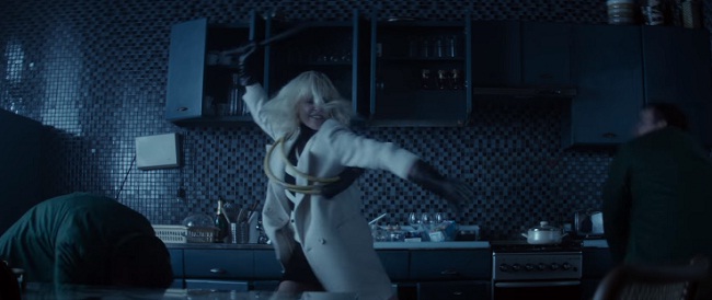 Primer clip de ‘Atómica’, con Charlize Theron a tortas