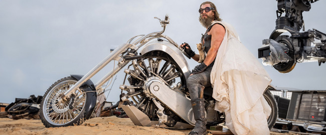Imagen de Chris Hemsworth como Dementus en “Furiosa”, la precuela de Mad Max