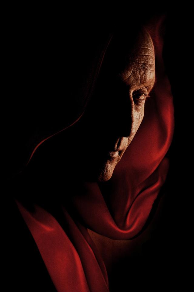 Джон крамер. Пила Джон Крамер в капюшоне.