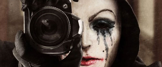 Póster de ‘The Girl in the Photographs’, producida por Wes Craven