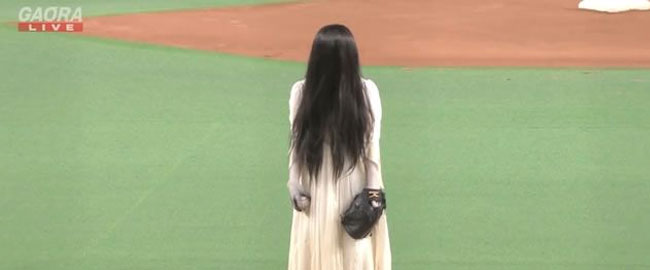 Nueva promo de  ‘Sadako vs Kayako’: ¡en un partido de béisbol!