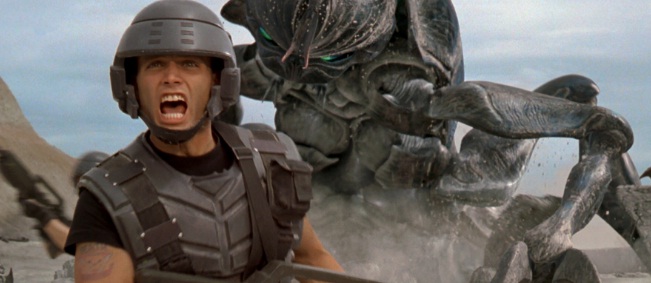 El reboot de ‘Starship Troopers’ ya tiene guionistas