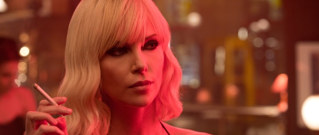 Charlize Theron reparte en el nuevo spot de ‘Atómica’