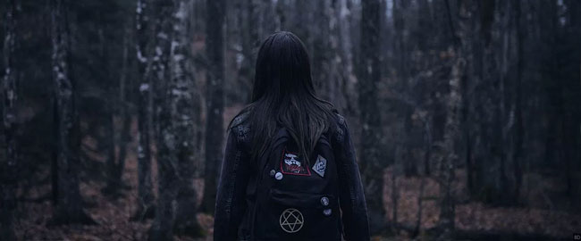 Rezos en el primer póster oficial de ‘Pyewacket’