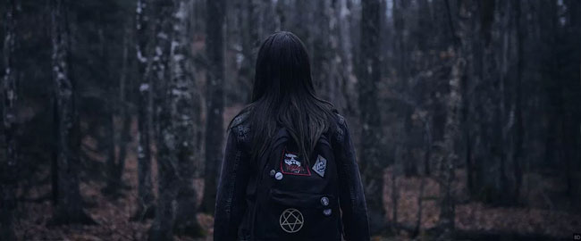 Rezos en el primer póster oficial de ‘Pyewacket’