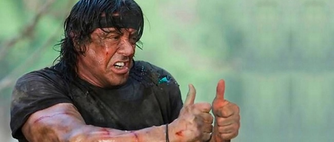 Sylvester Stallone muestra una imagen promocional de la quinta entrega de  ‘Rambo’