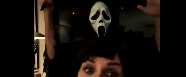 Courteney Cox celebra Halloween con un divertido video de “Scream”