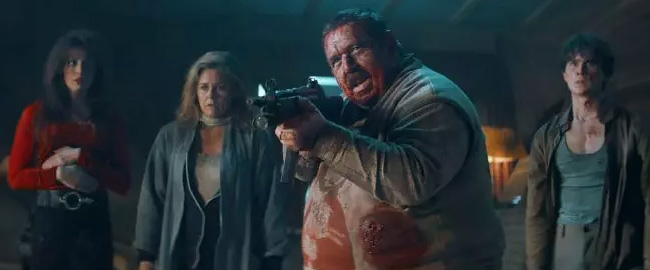 Nick Frost protagoniza el caos doméstico en el tráiler de “Krazy House”, la comedia de terror ambientada en los 90