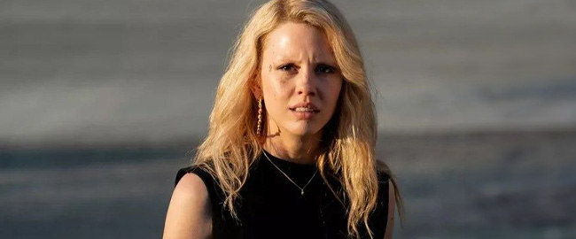 “MaXXXine” revela nuevas imágenes con Mia Goth y un ensangrentado Kevin Bacon