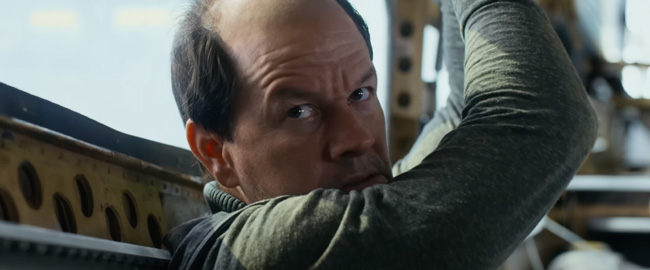 Mark Wahlberg se transforma en un asesino a sueldo en el primer trailer de  “Amenaza en el Aire”