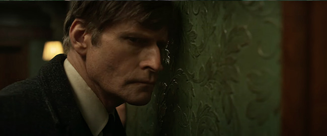 Tráiler de “Mr. K”: Crispin Glover protagoniza la surrealista pesadilla del mago atrapado en un hotel