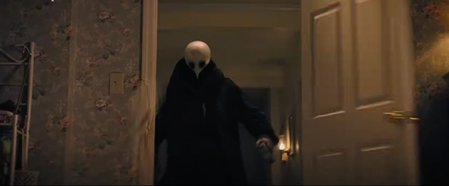Peacock lanza el tráiler de “Hysteria!”, un thriller sobre el “Pánico Satánico” con Julie Bowen y Bruce Campbell