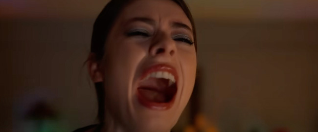 A24 lanza nuevo tráiler de “Y2K”, la comedia de terror noventera de Kyle Mooney