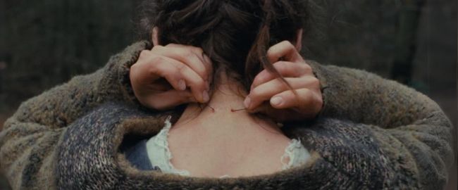 Crítica de “El Baño del Diablo”: Una elegía oscura y devastadora sobre la desesperación femenina
