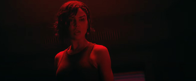 “Ash”: Eiza González y Aaron Paul atrapados en un mundo alienígena en el nuevo tráiler