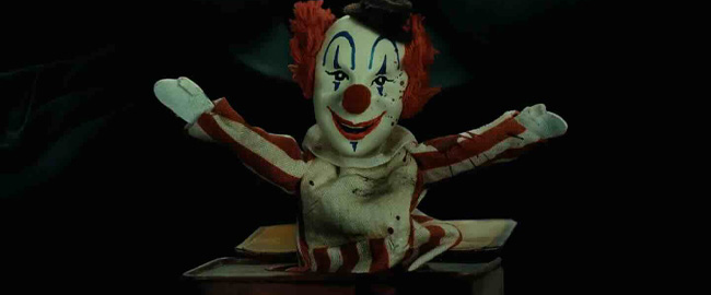 “Clown in a Cornfield” presenta su póster oficial y anuncia tráiler para mañana