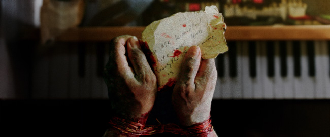 “Dead Mail” presenta su tráiler oficial: thriller ochentero con misterio, sangre y cartas perdidas