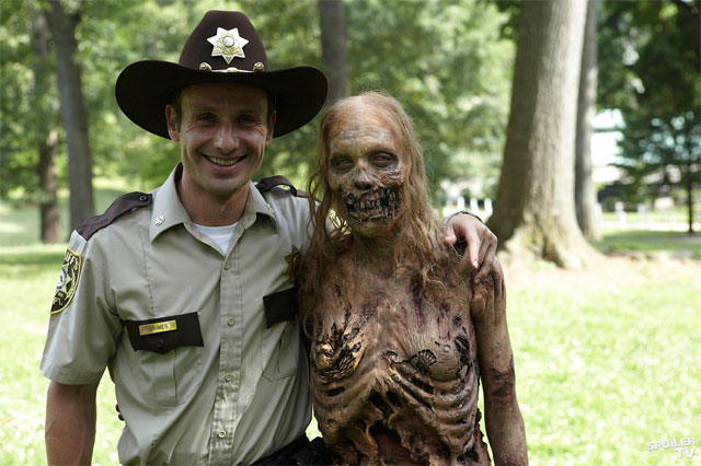 Walking with the Dead: La Scary Movie de The Walking Dead